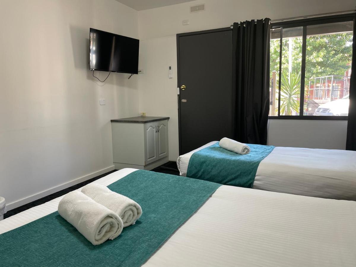 Shepparton Motor Inn Tudor House Motel מראה חיצוני תמונה