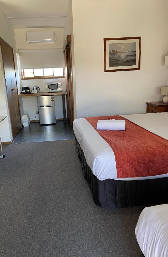 Shepparton Motor Inn Tudor House Motel מראה חיצוני תמונה