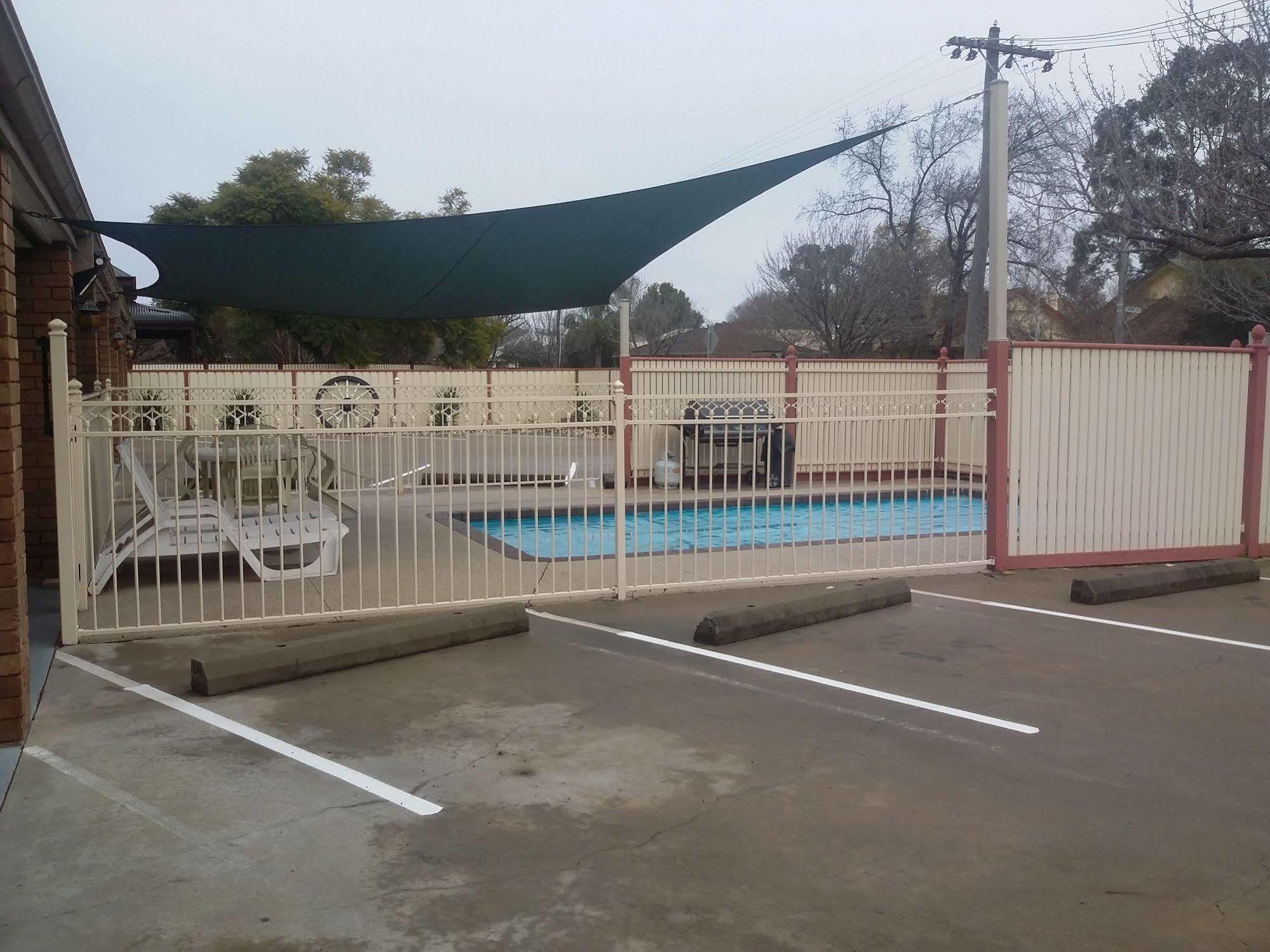 Shepparton Motor Inn Tudor House Motel מראה חיצוני תמונה