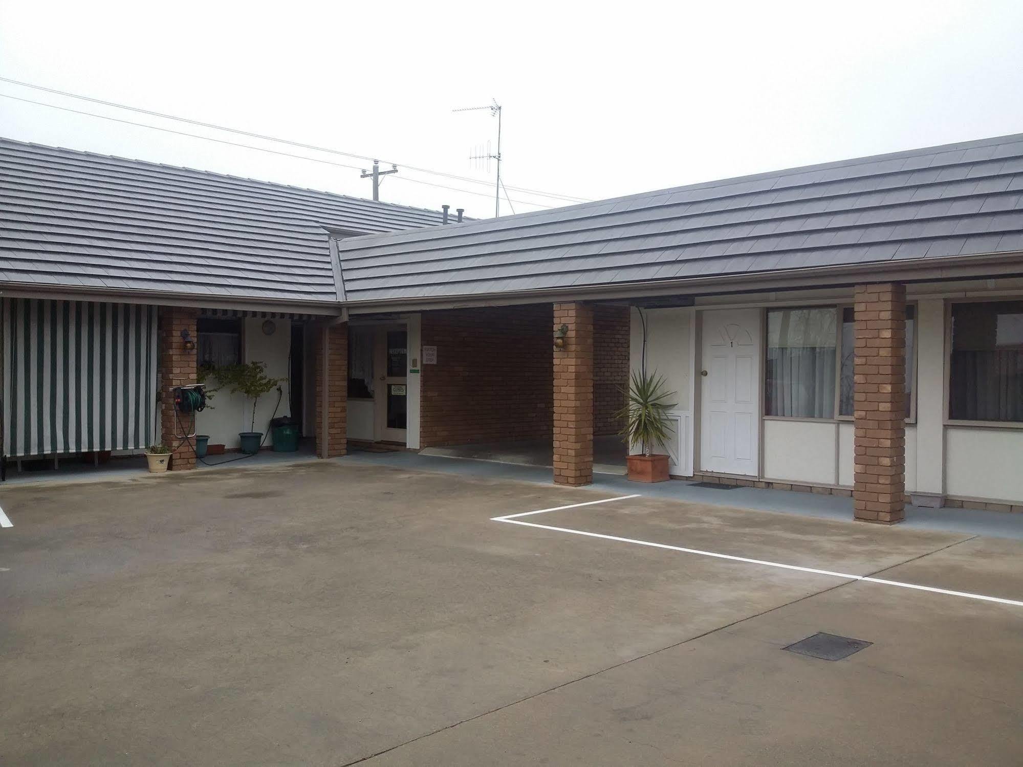 Shepparton Motor Inn Tudor House Motel מראה חיצוני תמונה