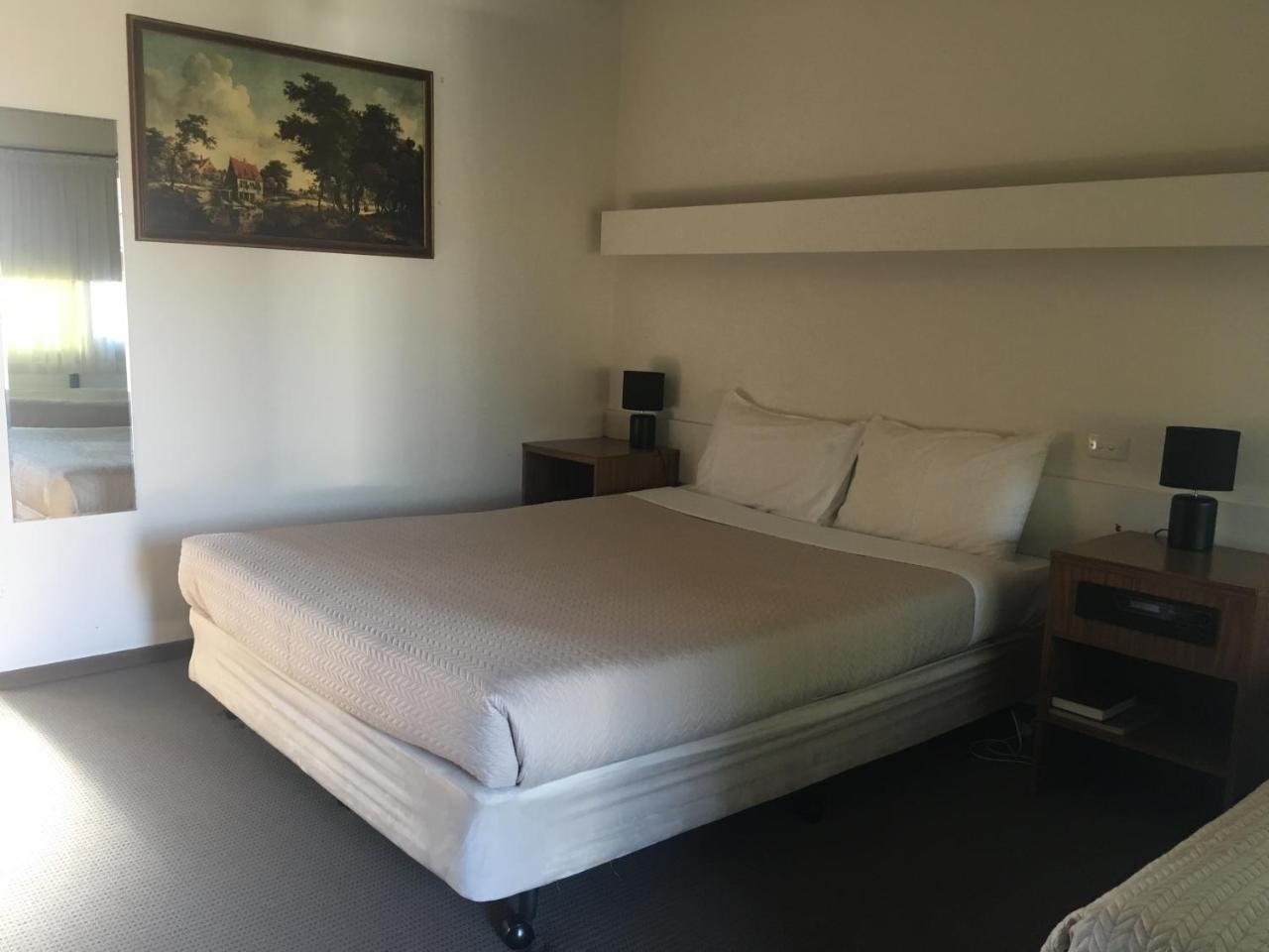 Shepparton Motor Inn Tudor House Motel מראה חיצוני תמונה
